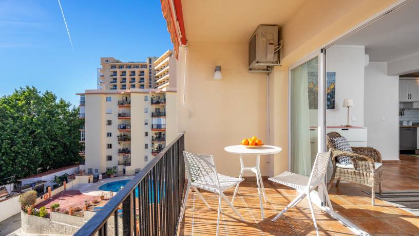 Lovely beachfront flat with sunny balcony Ref 40