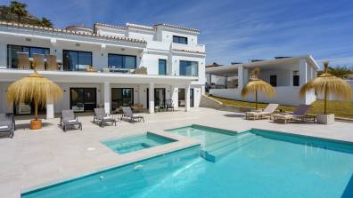 Beautiful villa with private pool and jacuzzi  Ref 202